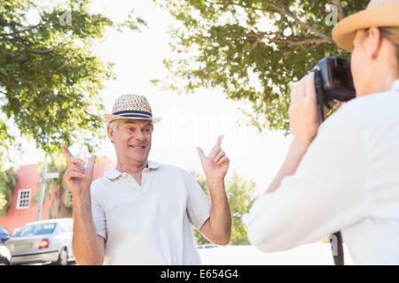 Happy senior man posing pour sa partenaire taking photo Banque D'Images