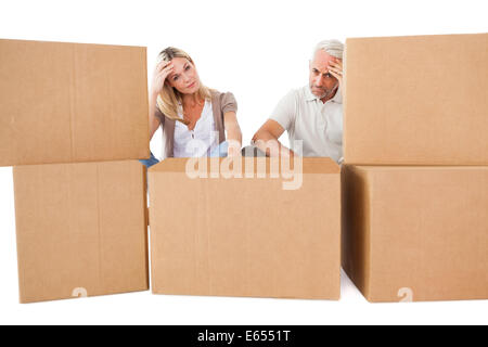 Souligné couple moving boxes Banque D'Images
