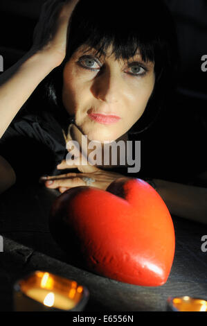 Young woman looking pensive avec forme de coeur - à la recherche de l'amour concept Banque D'Images