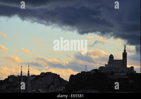 Notre-Dame-de-la-Garde avec un ciel d'orage, Marseille, France, Europe Banque D'Images