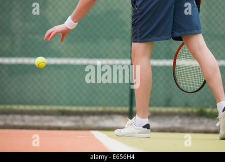 Jeune joueur de tennis à propos de servir Banque D'Images