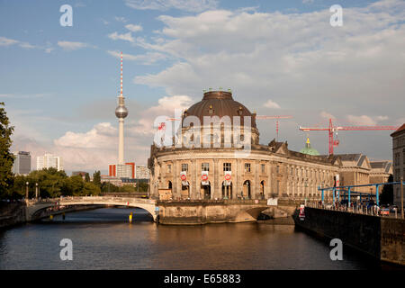 Le Musée de Bode, à l'extrémité nord de l'île sur la rivière Spree et la Fernsehturm / tour de télévision de Berlin, Berlin, Germa Banque D'Images
