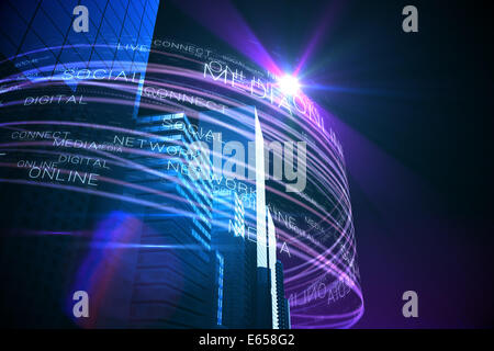 La lumière pourpre au dessus des gratte-ciel Banque D'Images