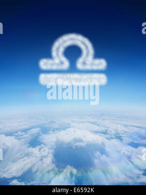 Image composite de nuage en forme de balance signe du zodiaque Banque D'Images