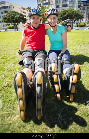 Monter couple du roller sur l'herbe Banque D'Images