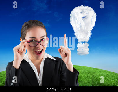 Image composite de young businesswoman getting une idée Banque D'Images