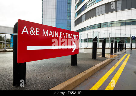 A&E entrée principale affiche à l'extérieur d'un accident et d'urgence d'un hôpital du NHS. Banque D'Images