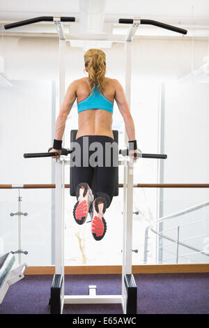 Fit woman faisant de l'exercice dans la salle de sport fitness crossfit Banque D'Images