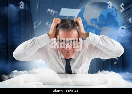 Composite image of businessman à l'aide d'un clavier Banque D'Images