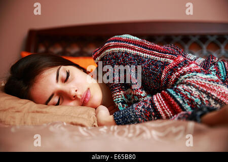 Beautiful woman lying on bed dormir à la maison dans la chambre à coucher Banque D'Images