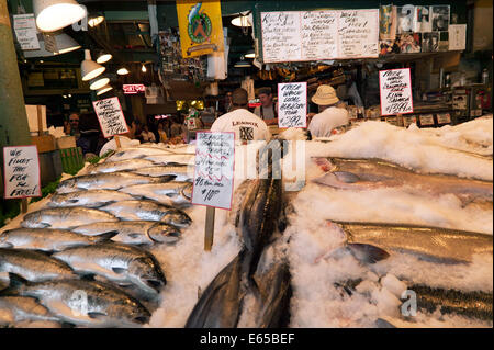 Des fruits de mer en vente sur le célèbre marché aux poissons de Pike Place, Seattle Banque D'Images