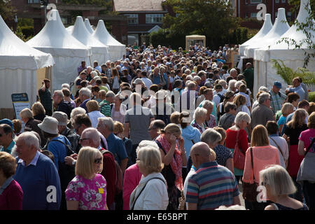 Foule de gens, des têtes, paniers-foule visitant la plus grande exposition florale indépendante, qui célèbre sa 85e année. Southport, Merseyside, Royaume-Uni Banque D'Images