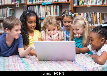 Cute pupils in library Banque D'Images