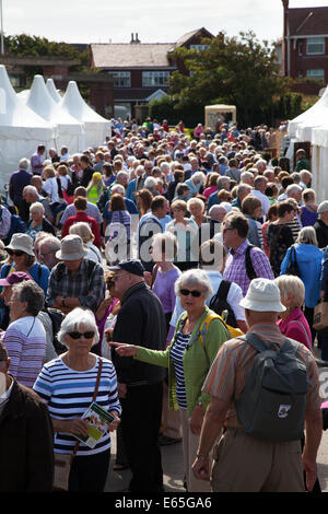 Foule de gens, des têtes, paniers-foule visitant la plus grande exposition florale indépendante, qui célèbre sa 85e année. Southport, Merseyside, Royaume-Uni Banque D'Images