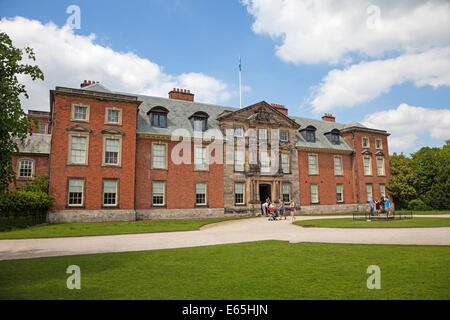 Les visiteurs ou les touristes en dehors de Dunham Massey Hall Altrincham Greater Manchester Cheshire Banque D'Images