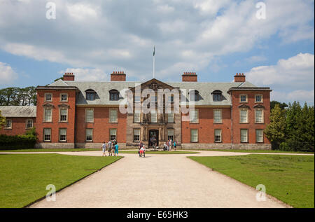 Les visiteurs ou les touristes en dehors de Dunham Massey Hall Altrincham Greater Manchester Cheshire Banque D'Images