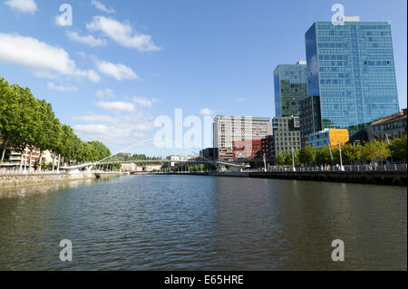 Vue de la Tours Isozaki Atea et le pont Zubizuri de l'autre côté de la rivière Nervion, Bilbao, Espagne, Banque D'Images