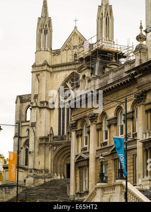 Une vue de la rue de l'octogone, le centre-ville de Dunedin, Nouvelle-Zélande, avec la Cathédrale St Paul à l'arrière-plan et de la ville Banque D'Images