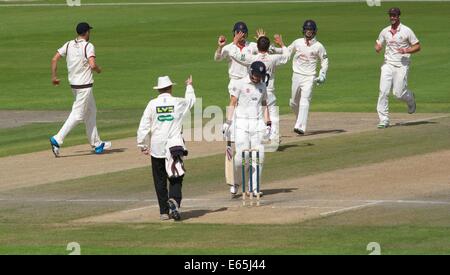 Unis Old Trafford, Manchester, Royaume-Uni. 15e Août, 2014. Les joueurs de Lancashire célèbrent avec Simon Kerrigan d'avoir pris le guichet de Keaton Jennings, capturé par Croft. Lancashire passer à réduire Durham à 89-5 au déjeuner. Lancashire Cricket v Durham Manchester, UK Crédit : John Fryer/Alamy Live News Banque D'Images