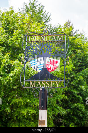 Un metal sign post offert par l'Institut de la femme en 2000, à Dunham Massey Altrincham Greater Manchester Cheshire Banque D'Images