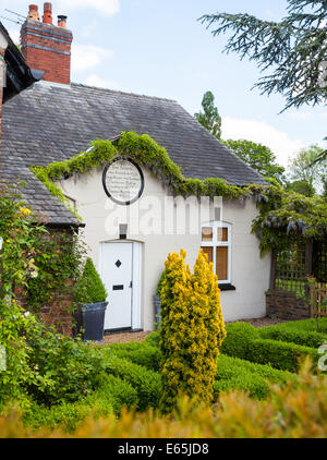 Un panneau ou une plaque gravée dans une école qui a été érigée en 1759 à Dunham Massey Altrincham Greater Manchester Angleterre Cheshire Banque D'Images