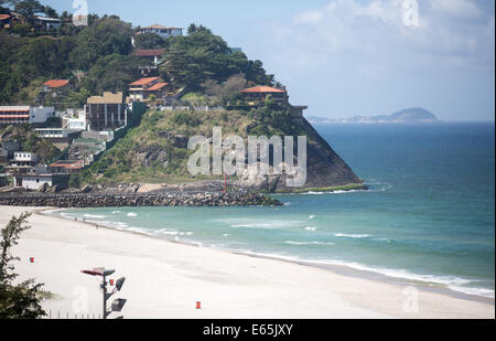 Rio de Janeiro, Brésil. 8e août, 2014. Une vue sur la pittoresque plage de Barra à Rio de Janeiro, Brésil, 8 août 2014. Les Jeux olympiques d'été de 2016 vont être menées à Rio de Janeiro. Photo : Michael Kappeler/dpa/Alamy Live News Banque D'Images