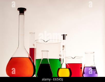 Flacons de produits chimiques et de bols avec Fluides colorés Banque D'Images