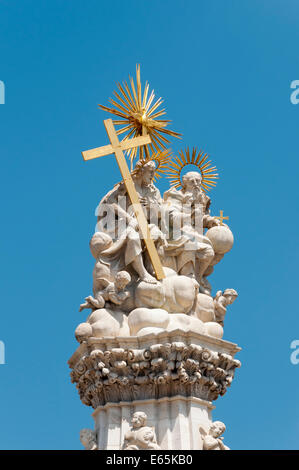 Close-up of statue sur le dessus de la colonne de la Sainte Trinité, Budapest, Hongrie Banque D'Images