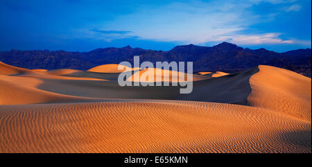 Tôt le matin, la lumière du soleil sur les dunes de sable et montagnes à Death Valley National Park, California, USA Banque D'Images