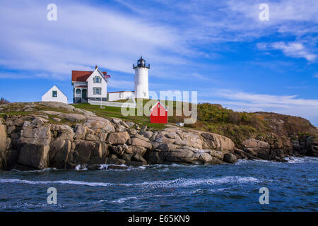 Un classique de la Nouvelle Angleterre, le phare de Nubble Light dans l'après-midi à Cape Neddick, Maine, USA Banque D'Images