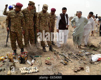 Quetta. 15e Août, 2014. Les responsables de la sécurité pakistanaise afficher les munitions qui ont été récupérés à partir de la suite d'une attaque des militants sur des aéroports militaires dans le sud-ouest de Quetta au Pakistan le 15 août 2014. Au moins six terroristes ont été tués et 11 blessés du personnel de sécurité jeudi soir lors d'une attaque terroriste à une base aérienne de l'Armée de l'air près de Quetta au Pakistan, selon les responsables. Credit : Asad/Xinhua/Alamy Live News Banque D'Images