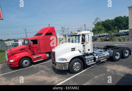 Les cabines de camion à vendre. L'un rouge, avec sleeper, ci-joint est un Kenworth, un blanc un Mack. Banque D'Images