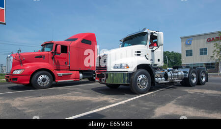 Les cabines de camion à vendre. L'un rouge, avec sleeper, ci-joint est un Kenworth, un blanc un Mack. Banque D'Images
