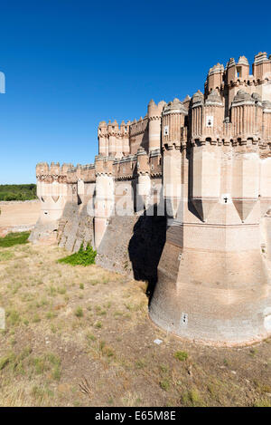 Castillo de Coca Tours, province de Ségovie, Espagne - un imposant château au milieu de la ville de Coca. Banque D'Images