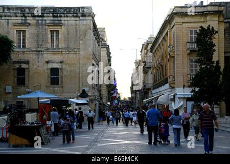 (140815) -- La Valette, 15 août 2014 (Xinhua) -- Photo prise le 8 novembre 2013 montre la rue de la République de La Valette, capitale de Malte. Construit après le Grand Siège de 1565 et nommé d'après le Grand Maître Jean Parisot de la Valette, La Valette, la ville fortifiée, a des centaines de monuments, le tout dans un espace relativement restreint, ce qui en fait l'une des zones historiques les plus concentrées dans le monde.Tout au long des années, La Valette a accueilli des empereurs, des chefs d'état, artistes et poètes et est maintenant le siège permanent du gouvernement maltais. La Valette a été inscrit au Patrimoine Mondial de l'UNESCO en 1980. (Yucheng Garden Banque D'Images