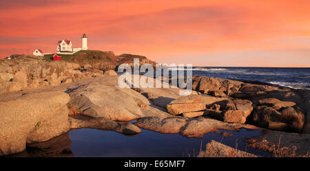 Un phare classique, Coucher de ciel à la lumière Nubble, une pastorale Nouvelle Angleterre Seascape, CAPE NEDDICK, Maine, USA Banque D'Images