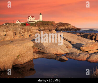 Un phare classique, Coucher de ciel à la lumière Nubble, une pastorale Nouvelle Angleterre Seascape, CAPE NEDDICK, Maine, USA Banque D'Images