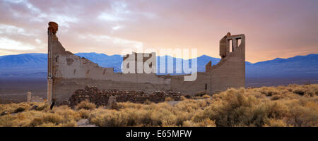 Une structure en ruine dominant la vallée de l'Amargosa Rhyolite au Nevada, USA, une ville abandonnée près de la vallée de la mort, États-Unis Banque D'Images