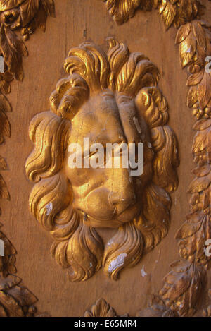 Tête de Lion sur une porte, Porte Dorée, Château de Fontainebleau, Seine-et-Marne, Ile-de-France, France Banque D'Images