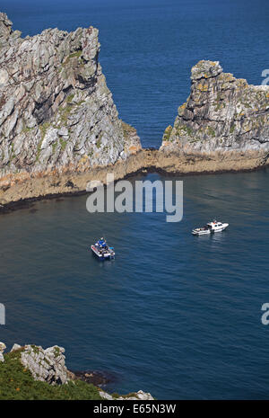 Les bateaux de plongée se rendant sur la côte est de l'île de Lundy, Devon, Angleterre Royaume-uni en Août Banque D'Images