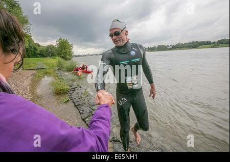 Bonn, Allemagne. 15e Août, 2014. La nageuse du Rhin Andreas Fath arrive à Bonn, Allemagne, 15 août 2014. Fath a duré près de cinq heures pour couvrir les 49 kilomètres entre Paris et Bonn. Fath a déjà couvert 800 des 1231 kilomètres à vélo depuis qu'il a commencé à la fin du mois de juillet. Le 24 août, il veut atteindre l'embouchure du Rhin à l'Hoek van Holland aux Pays-Bas. Photo : MEIKE BOESCHEMEYER/dpa/Alamy Live News Banque D'Images