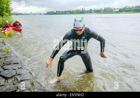 Bonn, Allemagne. 15e Août, 2014. La nageuse du Rhin Andreas Fath arrive à Bonn, Allemagne, 15 août 2014. Fath a duré près de cinq heures pour couvrir les 49 kilomètres entre Paris et Bonn. Fath a déjà couvert 800 des 1231 kilomètres à vélo depuis qu'il a commencé à la fin du mois de juillet. Le 24 août, il veut atteindre l'embouchure du Rhin à l'Hoek van Holland aux Pays-Bas. Photo : MEIKE BOESCHEMEYER/dpa/Alamy Live News Banque D'Images