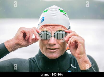 Bonn, Allemagne. 15e Août, 2014. La nageuse du Rhin Andreas Fath arrive à Bonn, Allemagne, 15 août 2014. Fath a duré près de cinq heures pour couvrir les 49 kilomètres entre Paris et Bonn. Fath a déjà couvert 800 des 1231 kilomètres à vélo depuis qu'il a commencé à la fin du mois de juillet. Le 24 août, il veut atteindre l'embouchure du Rhin à l'Hoek van Holland aux Pays-Bas. Photo : MEIKE BOESCHEMEYER/dpa/Alamy Live News Banque D'Images