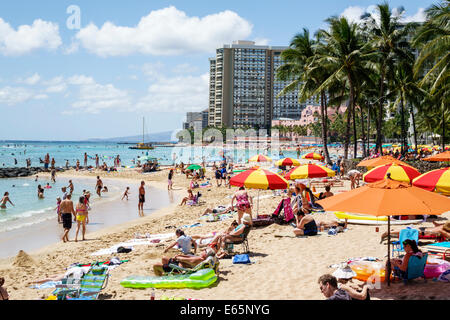 Honolulu Hawaii, Oahu, Hawaiian, Waikiki Beach, Resort, Kuhio Beach State Park, Océan Pacifique, bains de soleil, parasols, familles, bondé, Sheraton Waikiki, hôtel, U Banque D'Images