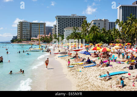 Honolulu Hawaii, Oahu, Hawaiian, Waikiki Beach, Resort, Kuhio Beach State Park, Océan Pacifique, bains de soleil, parasols, familles, bondé, Sheraton Waikiki, hôtel, O Banque D'Images