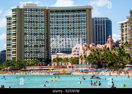 Honolulu Hawaii, Oahu, Hawaiian, Waikiki Beach, Resort, Océan Pacifique, bains de soleil, familles, bondés, Sheraton Waikiki, hôtel, Royal Hawaiian, USA, Etats-Unis, Etats-Unis Banque D'Images