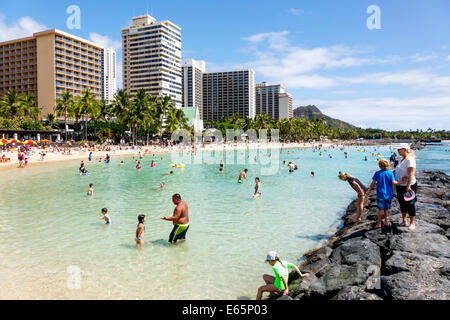 Honolulu Hawaii, Oahu, Hawaiian, Waikiki Beach, Resort, Kuhio Beach State Park, Océan Pacifique, bains de soleil, familles, bondés, élevé, bâtiments, hôtel, condomin Banque D'Images