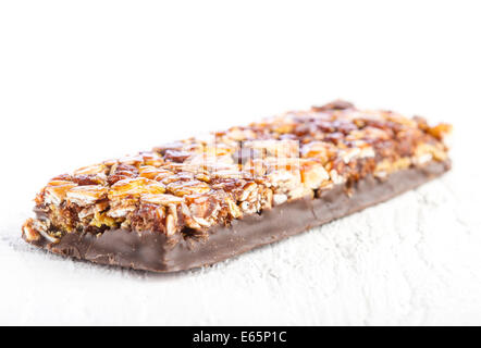 Chocolat Muesli Bars on white background Banque D'Images