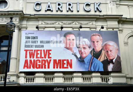 Douze hommes en colère théâtre billboard en dehors du Garrick Theatre, London, UK Banque D'Images