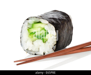 Sushi avec un concombre isolé sur fond blanc Banque D'Images